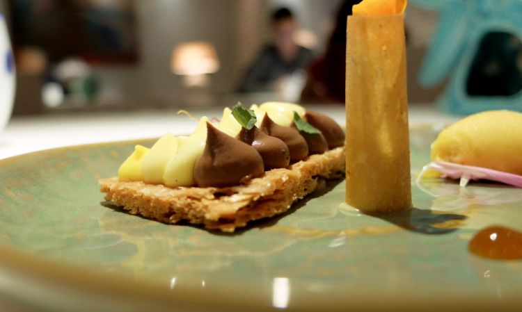Millefoglie: ganache di ciccolato, crema di vaniglia, zafferano, sorbetto al mango