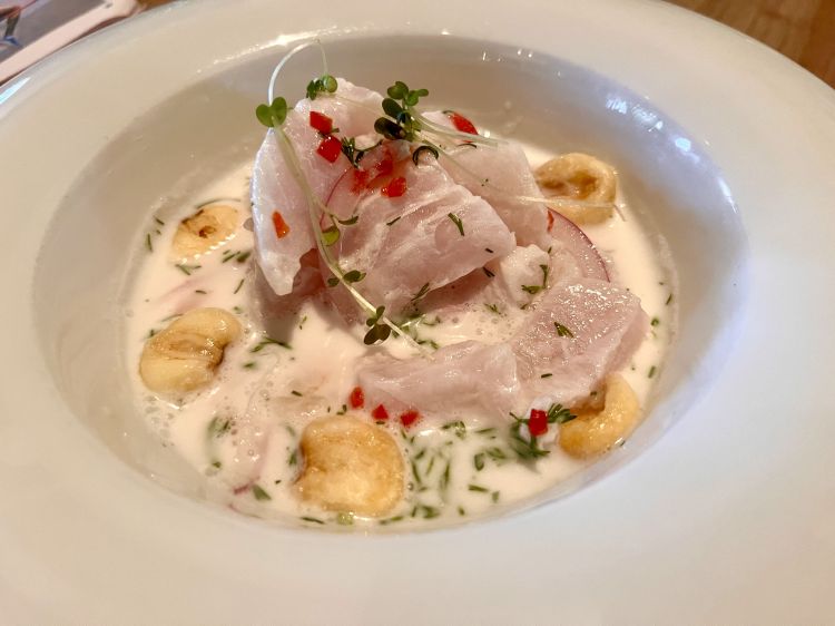 Donjuán. Ceviche misto di robalo e gamberi, latte di cocco, coriandolo e mais
