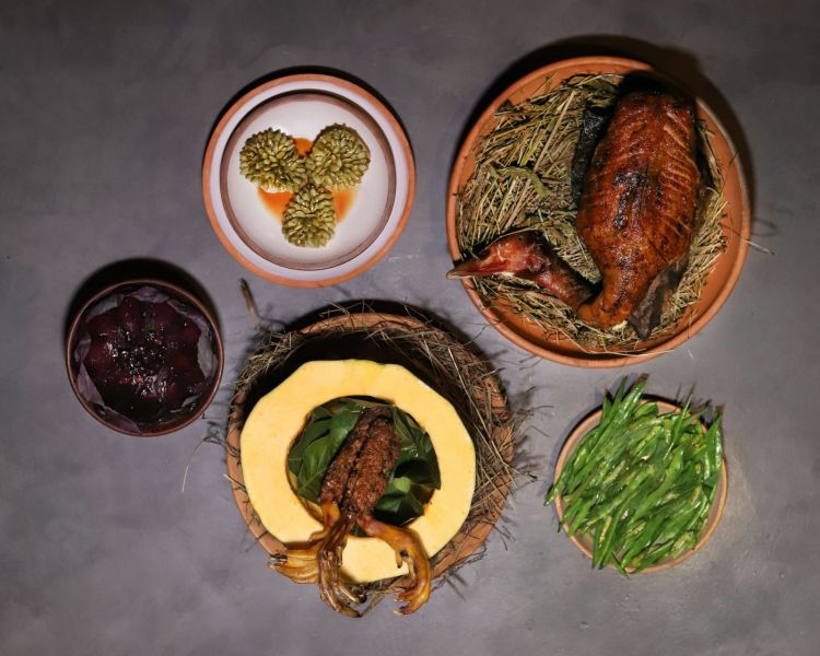 Il piatto clou della serata:in basso a destra, l’anatra di Armevir cotta intera sotto terra, caramellata nel succo di zucca e olivello spinoso (sea buckthorn)
