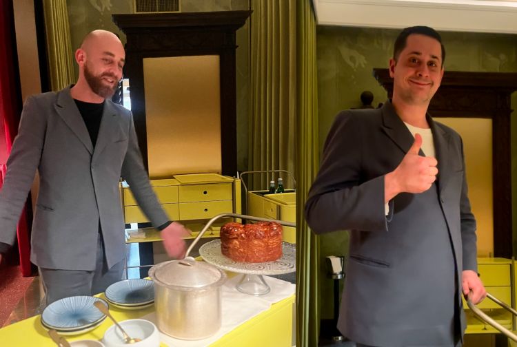 Marian Tamas (maitre) felicemente rassegnato perché alla fine tutti chiedono comunque una fetta di torta di rose, epilogo di sempre del menu Riflesso. A destra, Stefano Cavaterra, autore del beverage pairing che leggete sotto. La cantina è firmata da Micol Tonti, assente quel dì