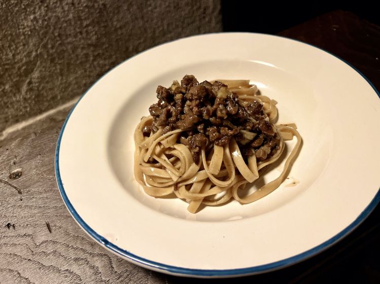 Pane, acqua, farina e rag&ugrave; di pecora, piatto centrale del menu tradizionale "Radici"
