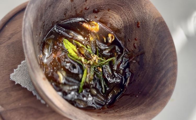 Gamberetti in puchero freddo
Avannotti di gamberetti vivi serviti in una deliziosa salsa stufata fredda, super-umamica. Occhio, i gamberetti possono saltare fuori dalla tazza e sporcarvi la camicia