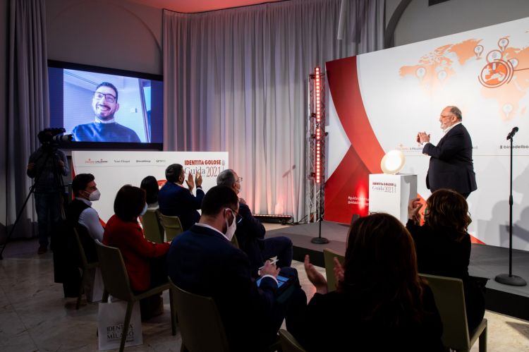 Antonio Biafora, chef-patron di Hyle a San Giovanni in Fiore, premiato in diretta video da Paolo Marchi come chef "Sorpresa dell'anno" per la Guida Identità Golose 2021
