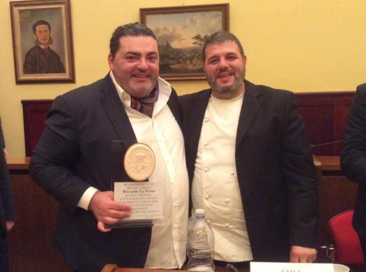 A sinistra, Riccardo La Perna, chef di Comiso (Rag