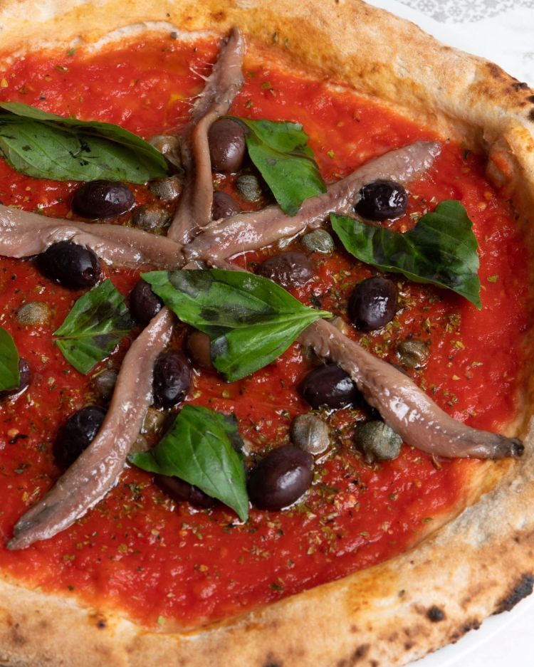 Pizza Cetarina (pomodoro, origano, capperi di Salina, olive, acciughe di Cetara)
