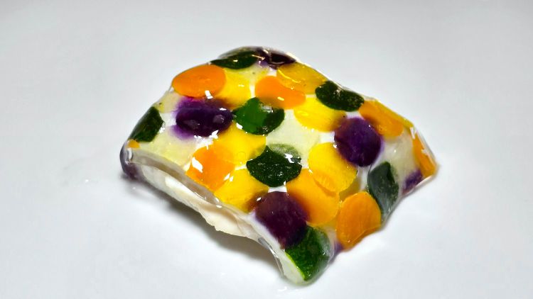 Coccio all'acqua pazza: filetto di gallinella di mare cotta "all'acqua pazza", con gel di acqua pazza, zucchine, carote e patate. Da degustare con la bruschetta che segue