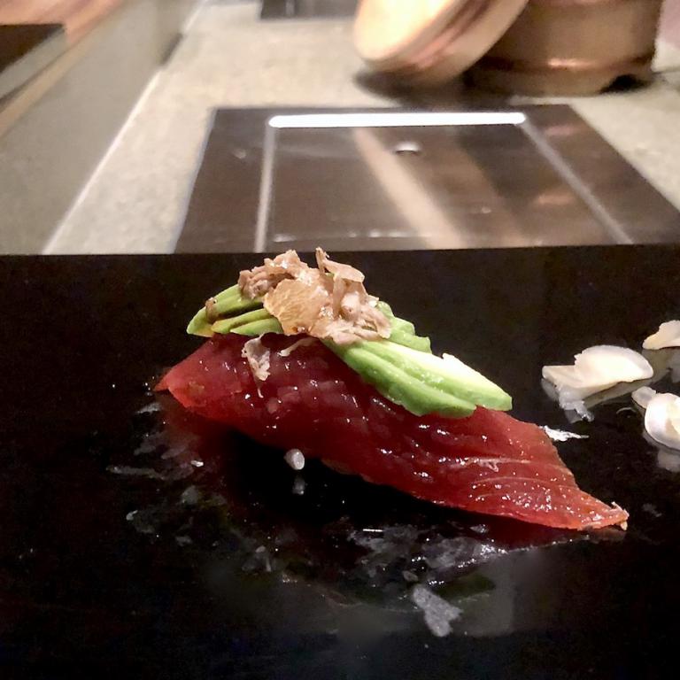 Abbiamo chiesto un sushi extra. Eccolo: tonno, avocado e tartufo bianco
