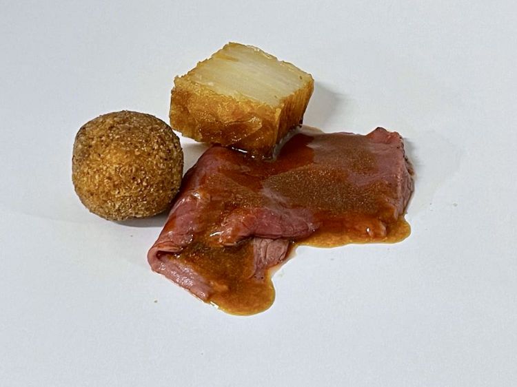 Manzo e ostriche. Il manzo viene cotto con la tecnica giapponese shabu shabu con il fondo di vitello e oyster sauce, polpetta di ostrica fritta e sfogliata di patate cotta nel burro chiarificato (in questo momento della cena stavamo sventolando bandiera bianca, però la curiosità ha vinto la sazietà e abbiamo provato i vari accostamenti, davvero un piatto particolare)
