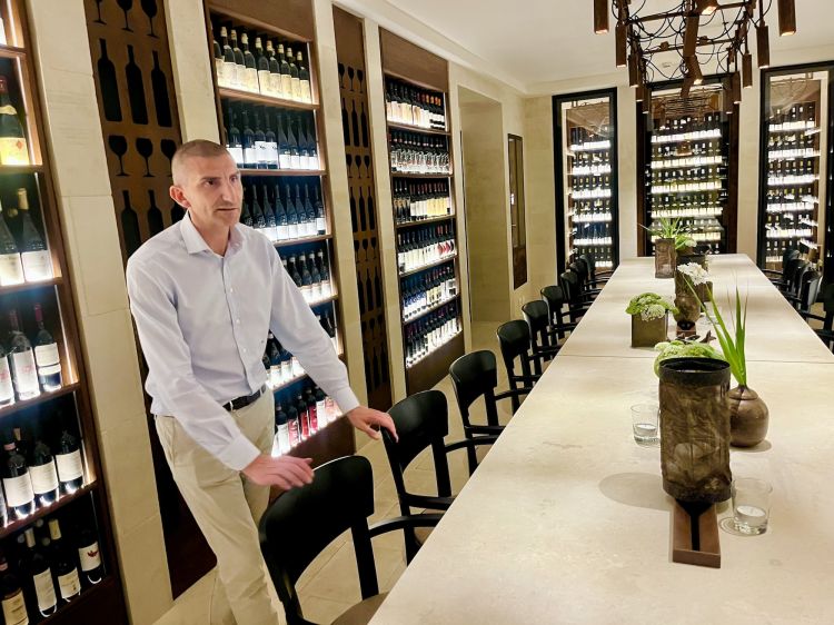 Il responsabile dell'area vini di Borgo Egnazia, Giuseppe Cupertino, ha appena varato una cantina-caveau che include grandi nomi della viticoltura italiana e internazionale. Porta avanti con grande impegno anche una selezione di SuperApulian, vini "fatti da produttori e non imbottigliatori" di una regione che conta ben 92 uve autoctone