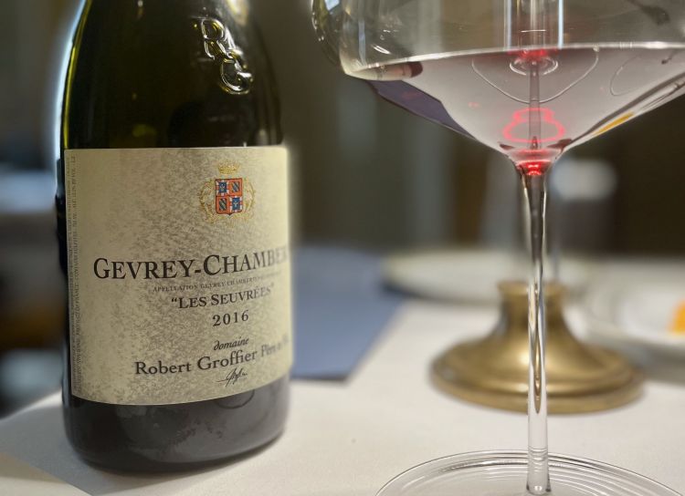 Gevrey Chambertin Les Seuvrées 2016 del noto Robert Groffier: è il suo premier cru, in un piccolo villaggio vicino a Charmes Chambertin. «Un Pinot Nero segnato da uno splendido bilanciamento tra spezie e frutto», spiega bene Sanso. Un abbinamento favoloso col piatto che segue
