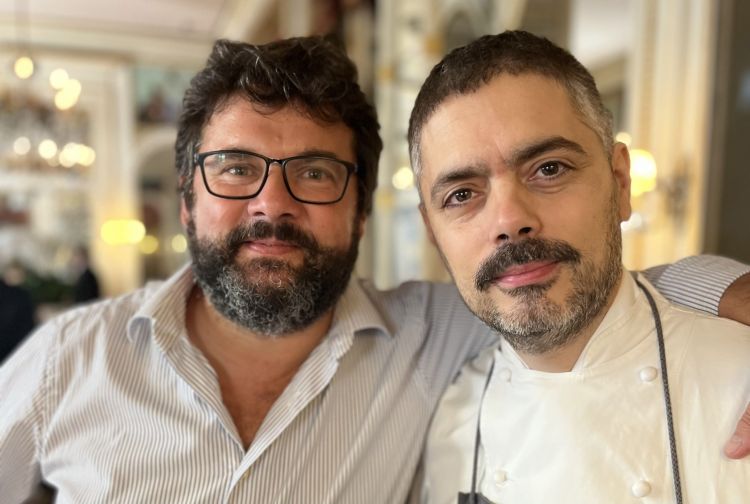 Matteo Baronetto with journalist Luca Iaccarino, two of the three artistic directors of Buonissima (the third is Stefano Cavallito), an event that made Turin shine for four days with magic dinners, Sunday lunches, agnolotti competitions, four-handed dinners... a great success
