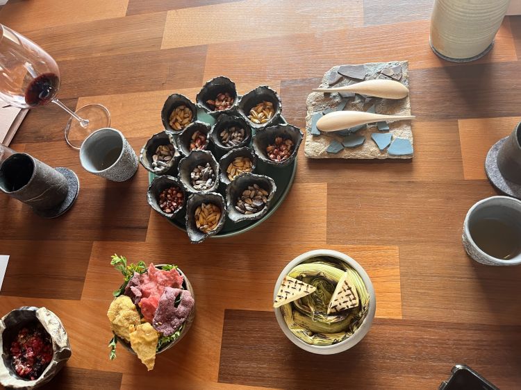 In the centre, an extraordinary collection of dried Andean maize: purple piscoronto maize, yellow chullpi maize, red kculli, white paracay... Countless possibilities in the kitchen: cakes, purees, biscuits, fermented drinks (chicha), polenta...
