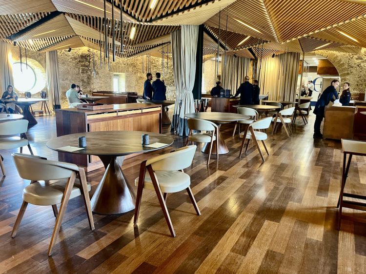 Terminati gli assaggi della Marisma outdoor, si entra nel mulino per la seconda parte del menu degustazione, i 6 piatti della Cocina Maritima Salada. Il progetto architettonico colpisce per la continuità tra dentro e fuori