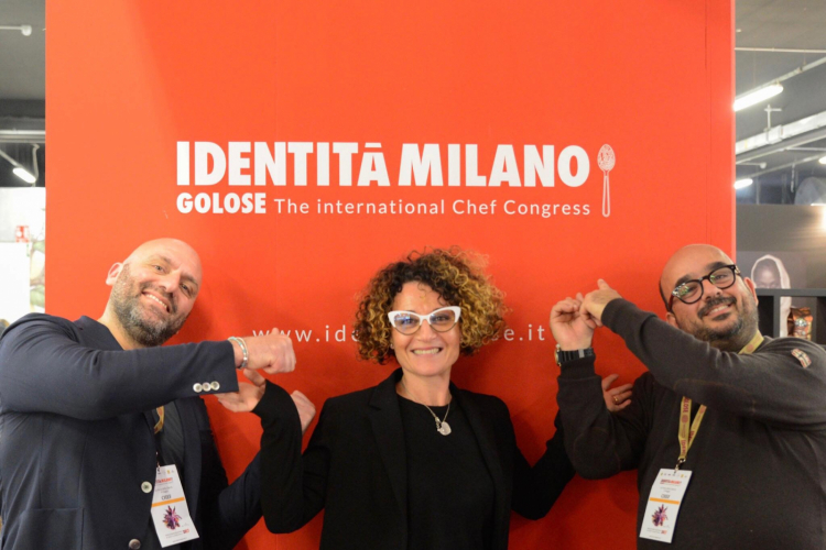 Lo Coco a Identità Milano 2017 con la moglie Laura Codogno, che domina la sala, e il fotografo Salvo Mancuso
