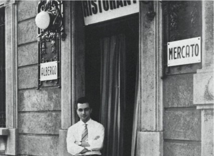 Il giovane Marchesi davanti alla porta dell'indizzo di famiglia, Al Mercato in via Bezzecca, a Milano
