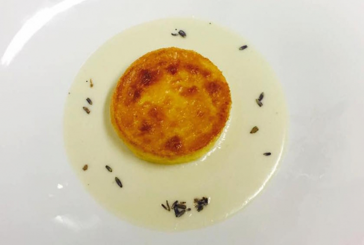 Tartrà con fonduta di fontina d'alpeggio, aromatizzata alla lavanda