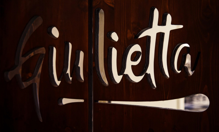 The sign for Roman pizzeria Giulietta on the door