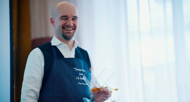 Andrea Moser con il tipico grambiule blu altoatesino