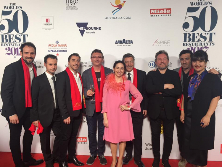 Disfrutar awarded at the 50Best 2017. Eduard Xatruch is the second from the left. Next to him Jordi Roca, Andoni Aduriz, Elena Arzak, Joan Roca, Albert Adrià, Eneko Atxa, that is to say the top in Spanish cuisine
