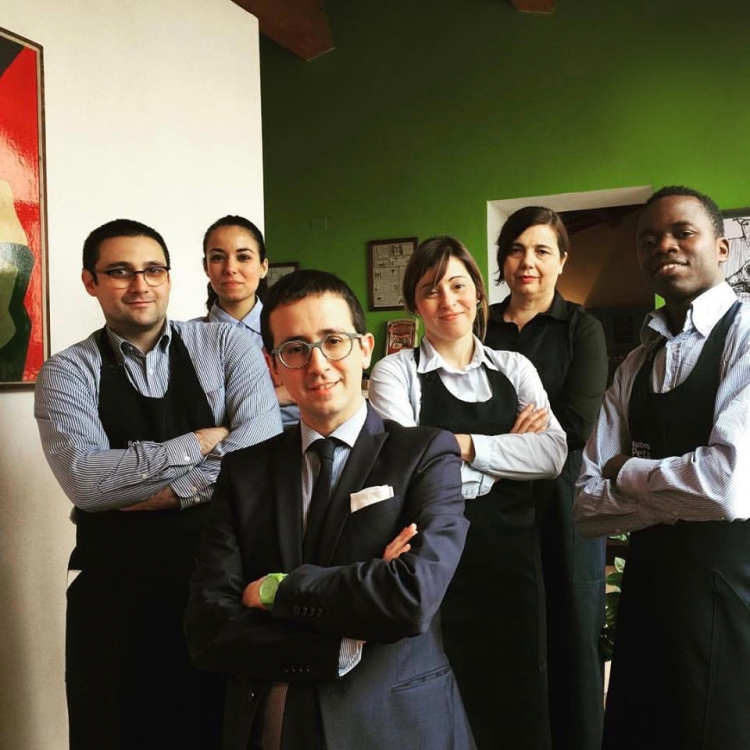 Lo staff di sala del S'Apposentu: da sinistra Francesco Tuveri, Patrizia Atzori, Domenico Sanna, Martina Moreal (che ora lavora a Cucina.eat), Rina Petza e Djime Sidibe 
