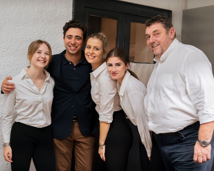 La brigata di sala al completo, da sinistra a destra: Cecilia Capellini, Federico Zanghi, Sonia Iannone, Allyson Ghisoni e Fabrizio Bertuzzi (foto Marta Castaldo)
