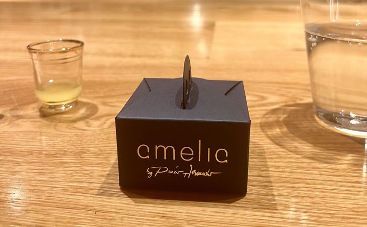 Il menu degustazione (opzione unica) di Amelia costa 298 euro. Diverse le possibilità di wine pairing: pairing Exceptional (350 euro), Champagne (175), Amelia (163), Corto (94) e Analcolico (78 euro)
