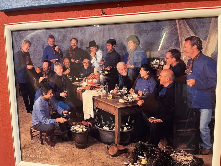 The restaurant is a collection of great and prestigious memories. In the photo, Nadia Santini at a retreat in Cancale in 1999: among others, there are Pierre Gagnaire, Michel and Pierre Troisgros, Alain Senderens, Marc Veyrat, Fulvio Pierangelini, Paul Bocuse, Michel Bras and Alain Passard
