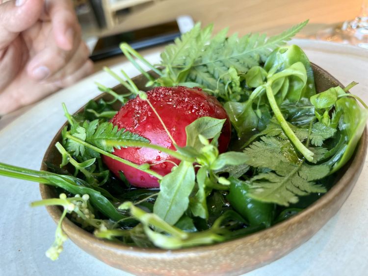 Fresh egg cooked with beets and ramson
Marinated soft-boiled egg in beetroot liquid, cooked in an emulsion of butter and fermented tomato water and garnished with wild herbs. On the base there’s a sauce of wild garlic
