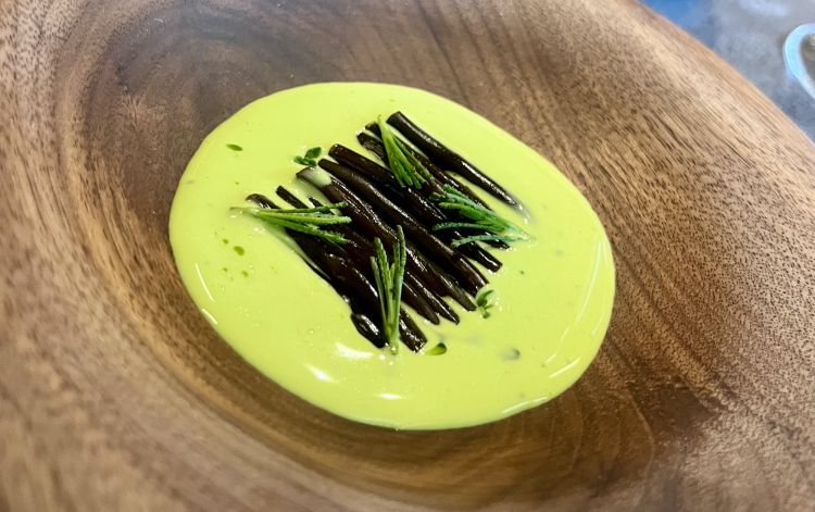 Salicornia ed erbe fini
Da qui in poi, noterete un uso piuttosto ricorrente di salse ed emulsioni