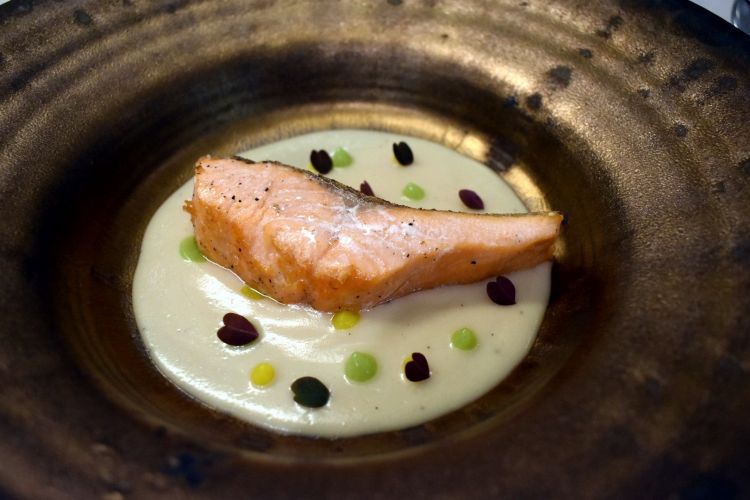 Trota mendozina alla parilla, crema di aglio mendozino glassato, timo, rosmarino, gel di zucchine verdi e gialle