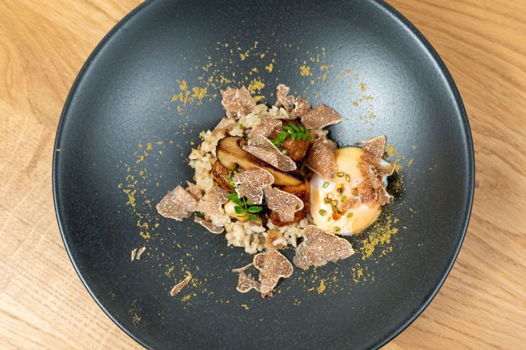 Tsukune di pollo, un piatto di lignaggio iper-popolare preparato da Yoshihiro Narisawa con pepe sansho, uovo morbido, tartufo bianco, funghi porcini e castagne. "I nostri nonni già grigliavano il riso a contatto col fuoco diretto: niente di nuovo da noi ma è una cottura che richiede grande attenzione, che sono felice di proporvi oggi"
