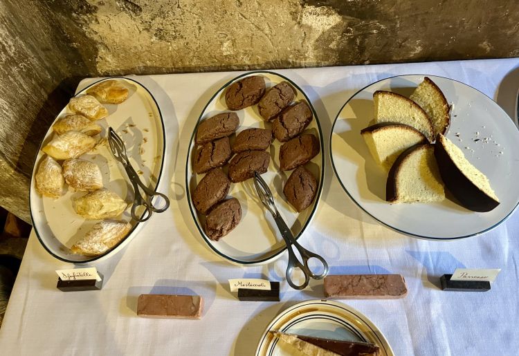 Particolare dalla ricca colazione: sfogliatelle, mostaccioli e parrozzi. Curiosit&agrave;: la colazione&nbsp;non prevede croissant, ritenuti poco coerenti al luogo
