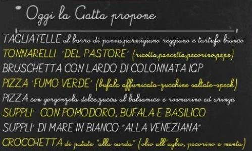 La lavagnetta alla Gatta Mangiona, pizzeria in via