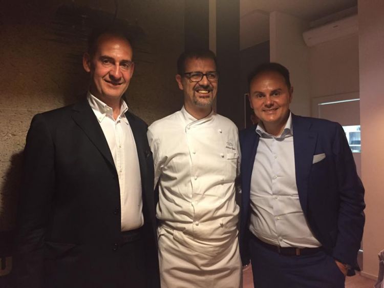 Uleri con Antonio Guida del ristorante Seta di Milano e Matteo Lunelli di Cantine Ferrari
