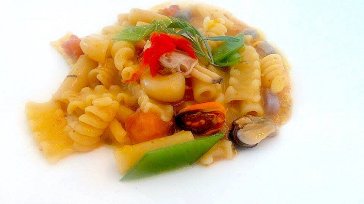 Mischia Francesca in brodo di polpo, taccole, patate e frutti di mare