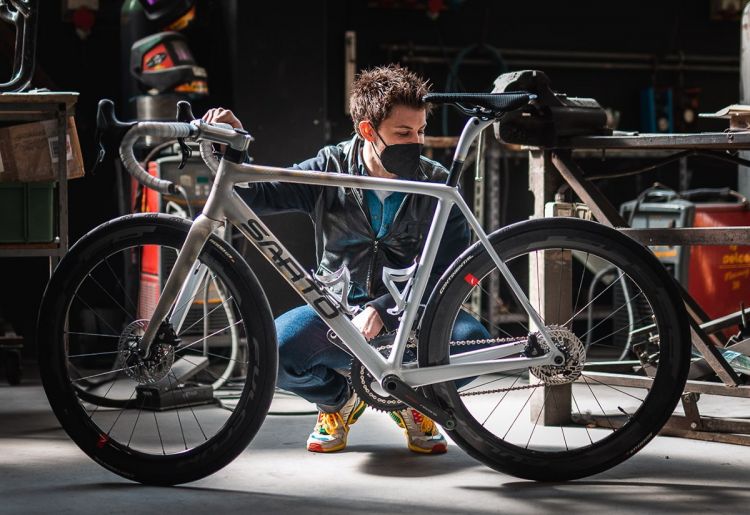 Lorenzo Cogo con la bicicletta frutto della sua collaborazione con l'azienda veneta Sarto
