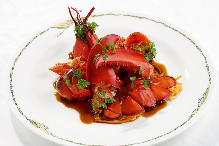 Tronçonnettes de homard poêlées minute au Porto blanc, uno dei piatti più celebri di Michel Roux
