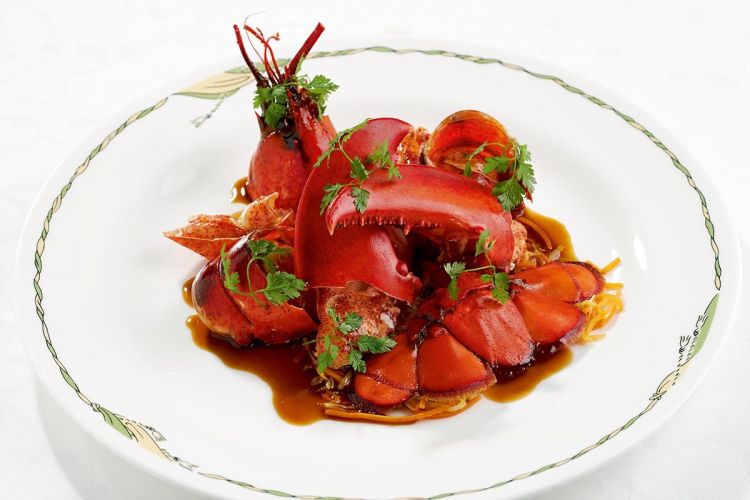 Tronçonnettes de homard poêlées minute au Porto blanc, uno dei piatti più celebri di Michel Roux
