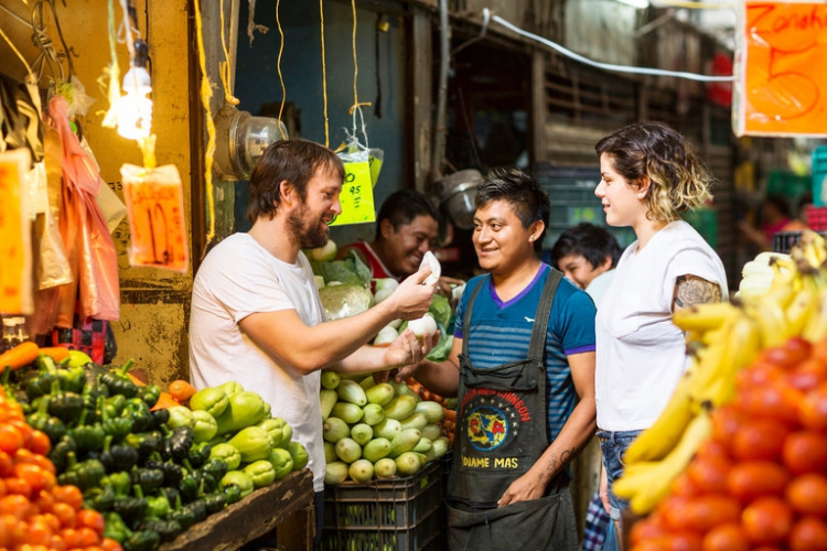 Renè Redzepi in un mercato di Mérida insieme al