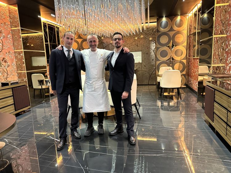 Con Apreda (al centro), Alessandro D’Andrea (restaurant manager) e Andrea Mikhail
