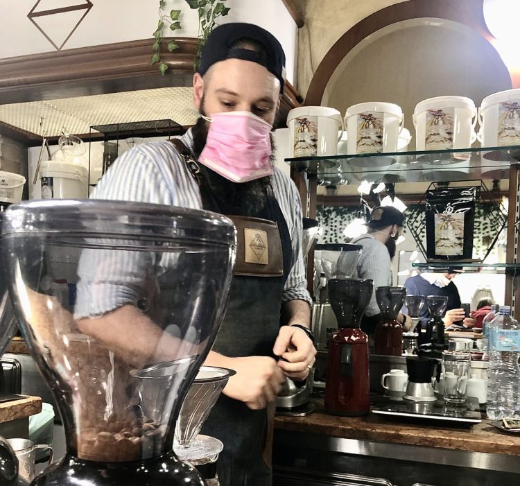 Andrea Pettinari del Caffè dell'Arte di Cagliari (via Caprera 3), appassionato patron di una tana di specialty coffee che negli ultimi due anni scommette su caffè colombiani mono-origine e torrefazioni indipendenti. Un locale molto piacevole, con una piccola cucina
