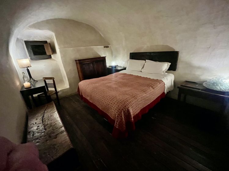 Particolare di una delle stanze monacali dell'albergo diffuso Sextantio: i&nbsp;posti letto sono 50 e i prezzi delle camere vanno&nbsp;da 150 a 400 euro per notte, a seconda delle metrature e della stagione
