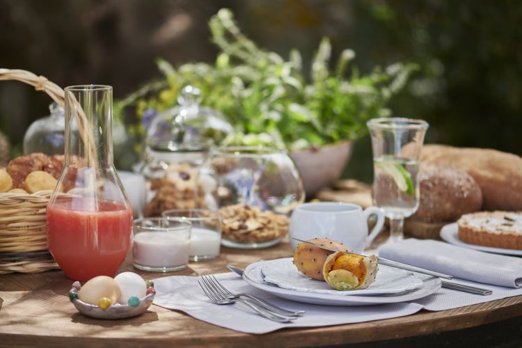 La proposta gastronomica del ristorante Ulìa segue il ritmo della giornata ed è curata dallo chef Salvatore Camedda, sardo originario di Cabras, tornato in Gallura per guidare la cucina di Cascioni Eco Retreat