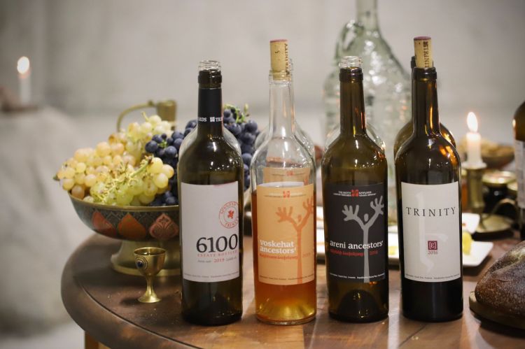 A selection of wines from Trinity Wine, a spectacular winery established near the Canyon on the plateau of Vayots Dzor, a region where the first testimony of wine production dates back to over 6 thousand years ago. In the middle of various orthodox wines, we particularly appreciated the only one macerated on the peel and vinified in amphorae. It's called Voskehat Ancestors' (second from the left), from local Voskehat grapes
