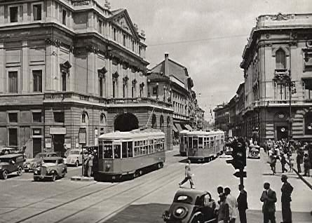 I tram in piazza della Scala, anno 1928 (foto storiadimilano.it)
