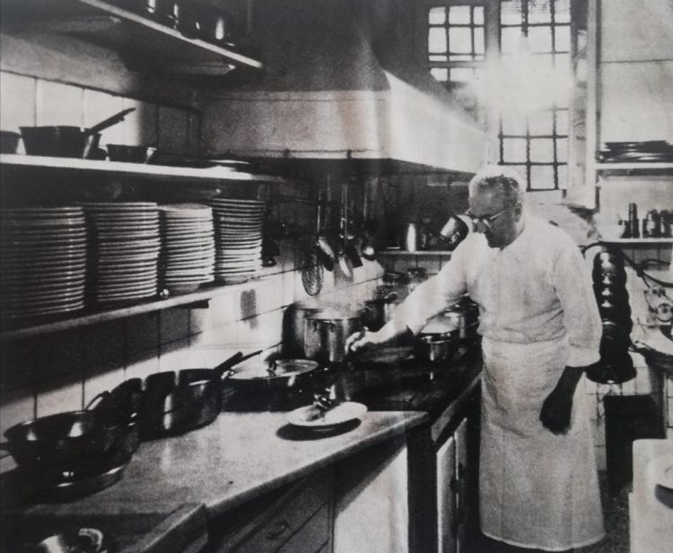 Nino Bergese nella cucina de La Santa, anno 1966, foto di William M. Zanca
