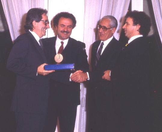 E' il 1984: Marchesi riceve il premio Europa a tavola da Toni Sarcina, sulla destra

