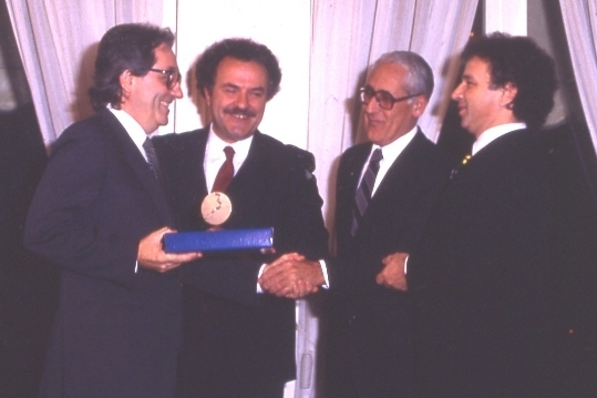 Marchesi riceve dalle mani di Toni Sarcina il premio Europa a Tavola, nel 1984 
