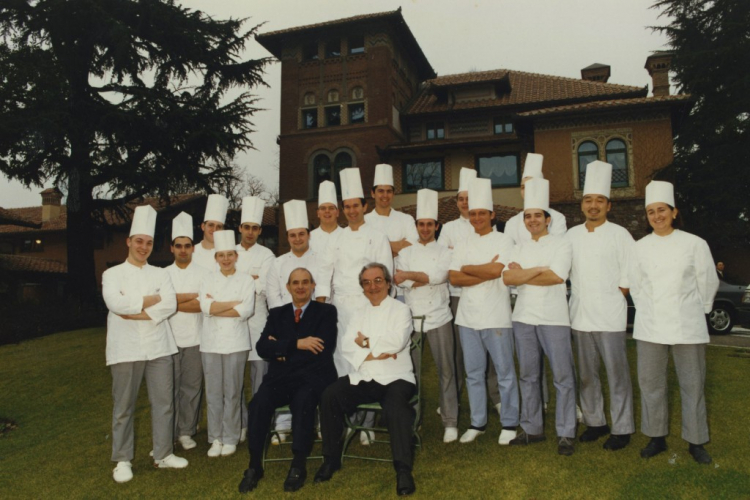 Paul Bocuse e Gualtiero Marchesi in uno scatto del 1995, all’Albereta di Erbusco. Due giganti scomparsi a poche settimane di distanza (foto artasersepasqual.com)
