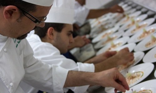 In primo piano, lo sguardo vigile in cucina di Ant